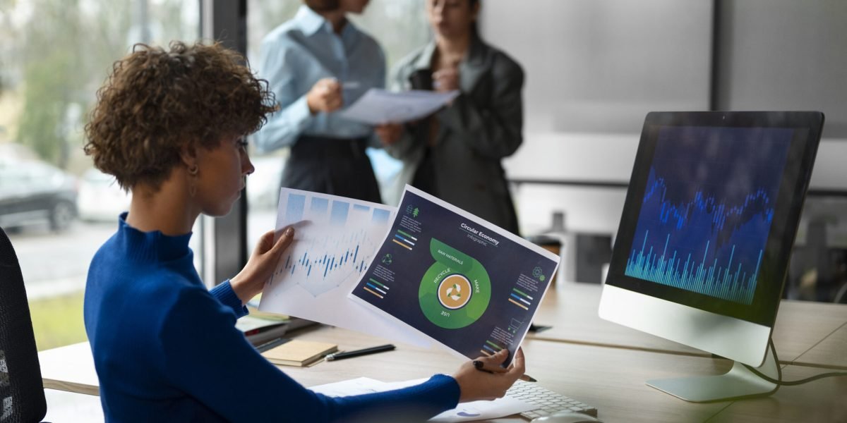 pessoas-no-escritorio-analisando-e-verificando-graficos-financeiros